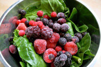 15 Effective Foods For Mood and Happiness - spinachberries